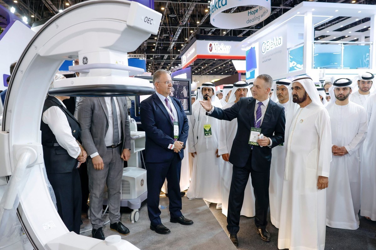 Sheikh Mohammed bin Rashid Al Maktoum reviews a GE OEC imaging system with his delegation during the WHX Dubai 2026 opening tour