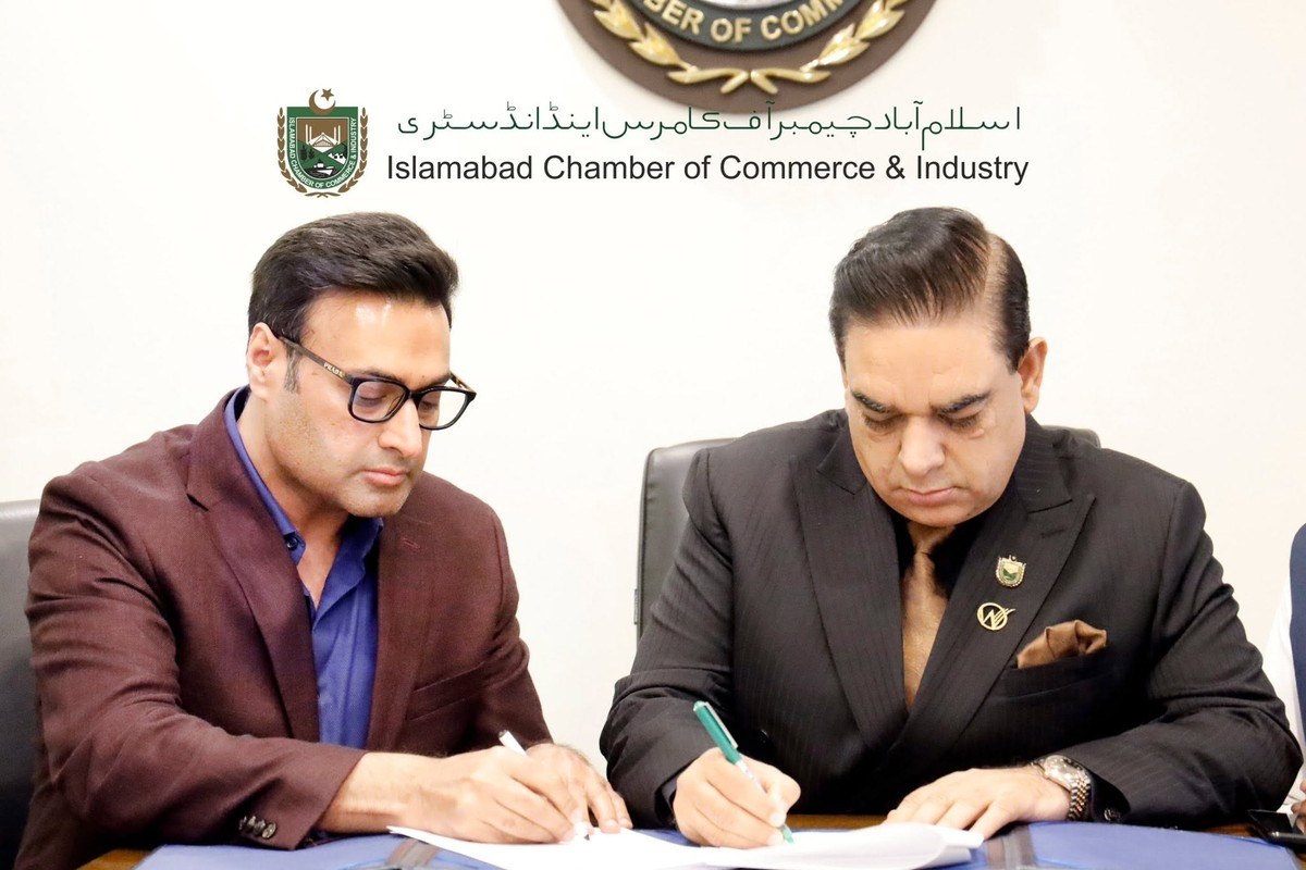Khalid Sattar and an ICCI official sign an MOU at the Islamabad Chamber of Commerce and Industry
